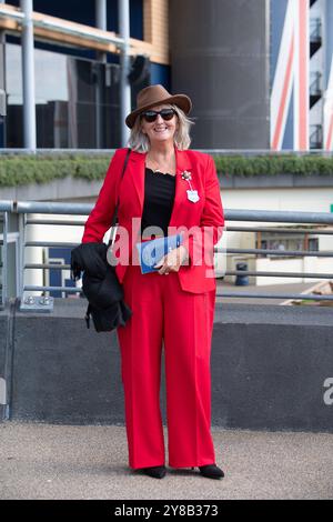 Ascot, Berkshire, Großbritannien. Oktober 2024. Es war ein wunderschöner sonniger Morgen, als glamouröse Rennfahrer auf der Ascot Racecourse in Berkshire zum BetMGM Autumn Friday Raceday ankamen. Quelle: Maureen McLean/Alamy Live News Stockfoto