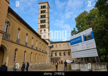 Im historischen Campanile der Friedenskirche im Potsdamer Park Sanssouci laeuten wieder die Glocken Foto vom 04.10.2024. Der Abschluss der rund vier Millionen Euro teuren Sanierung des UNESCO-Weltkulturerbe gehoerenden Denkmals wurde am Freitag gefeiert. Der 1850 errichtete Glockenturm ist rund 42 Meter hoch. Die Instandsetzungsarbeiten hatten im Februar 2022 begonnen und wurden nach Angaben der Stiftung Preussische Schloesser und Gaerten ausschliesslich durch Spenden finanziert. Im Maerz war bereits ein neues rund dreieinhalb Meter hohes Turmkreuz auf das Bauwerk gesetzt worden. Vor einig Stockfoto