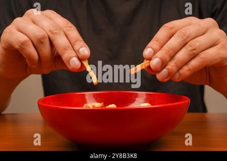 Ungesunde Nahrung für Figur, Herz, Haut, Zähne. Fastfood. Snack. Cholesterin. Schnelle Kohlenhydrate. Salziger Snack für Bier. Ungesunde Nahrung. Croutons Stockfoto