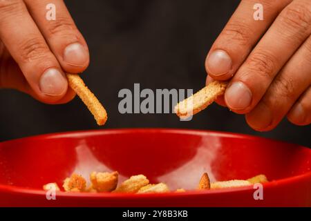 Croutons in der Schüssel. Junk Food. Ungesunde Nahrung für Figur, Herz, Haut, Zähne. Fastfood. Snack. Cholesterin. Schnelle Kohlenhydrate. Salziger Snack für Bier Stockfoto