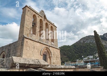 Das Kloster Bellapais zeigt seinen großen Glockenturm mit drei Glocken. Kyrenia District, Zypern Stockfoto