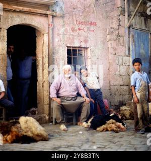 Männer und Jungen vor einer Gerberei auf einem Basar in der Stadt Sanliurfa ÅanlÄurfa in der gleichnamigen Provinz in Nordmesopotamien, Türkei um 1988. 900200000727 Stockfoto