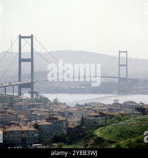 Die Bosporus-Brücke, auch bekannt als die Brücke der Märtyrer des 15. Julis in Istanbul, Türkei um 1988. 900200000741 Stockfoto