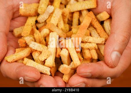 Snack. Cholesterin. Schnelle Kohlenhydrate. Salziger Snack für Bier. Ungesunde Nahrung. Croutons. Ungesunde Nahrung für Figur, Herz, Haut, Zähne. Junk Food. Schnell Stockfoto