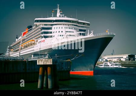 Kreuzfahrtschiff Queen Mary 2 am Kreuzfahrtterminal Steinwerder in Hamburg, Deutschland, Europa, Kreuzfahrtschiff Queen Mary 2 am Kreuzfahrtterminal Steinwerd Stockfoto