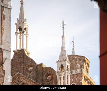 Frari-Kirche (Santa Maria Gloriosa dei Frari) im Stadtteil San Polo von Venedig. Architektonische Details der Basilika di Santa Maria Gloriosa dei Frari. Stockfoto