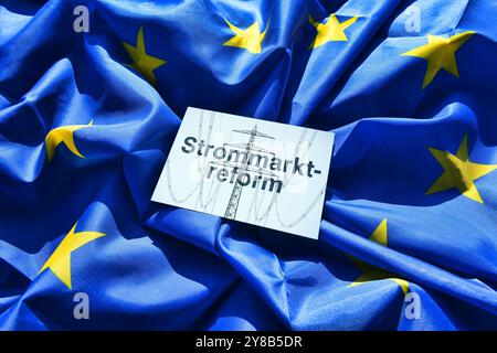 FOTOMONTAGE, Vermerk mit der Aufschrift Strommarktreform auf EU-Flagge, FOTOMONTAGE, Zettel mit Aufschrift Strommarktreform auf EU-Fahne Stockfoto