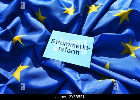 FOTOMONTAGE, Vermerk mit der Aufschrift Strommarktreform auf EU-Flagge, FOTOMONTAGE, Zettel mit Aufschrift Strommarktreform auf EU-Fahne Stockfoto