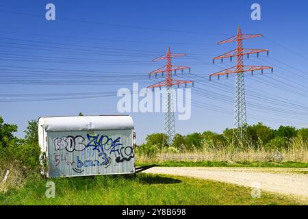 Strommasten und Bauanhänger in Bergedorf, Hamburg, Deutschland, Strommasten und Bauwagen in Bergedorf, Deutschland Stockfoto