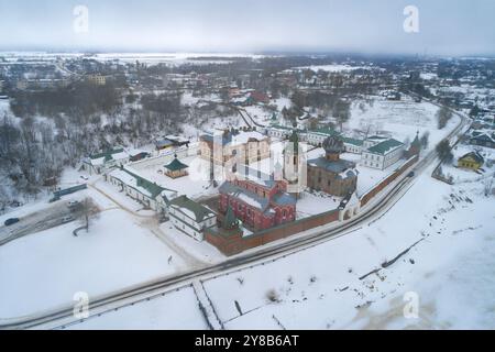 Blick von oben auf das antike Nikolaikloster an einem nebeligen Februartag (Luftaufnahmen). Staraya Ladoga, Russland Stockfoto