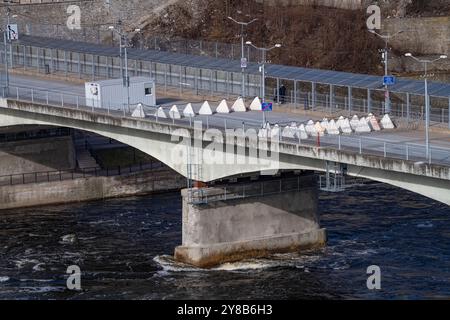 NARVA, ESTLAND - 10. MÄRZ 20224: Die Freundschaftsbrücke wurde an einem Märztag für den Verkehr gesperrt. Die Grenze zwischen Russland und Estland Stockfoto