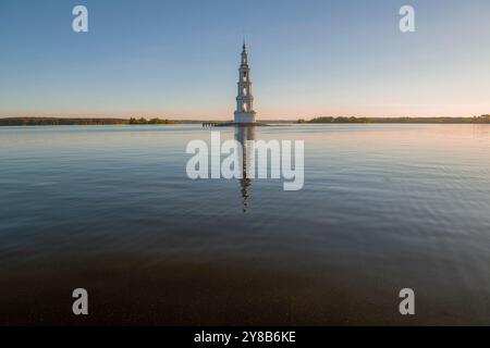 Alte überflutete Glockenturm der St. Nikolaus Kathedrale in Mai Morgenlandschaft. Kalyazin. Region Tver, Russland Stockfoto