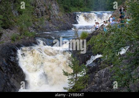 BEZIRK KONDOPOGA, RUSSLAND - 26. JULI 2024: Am Kiwach-Wasserfall an einem Juli-Tag. Karelien Stockfoto