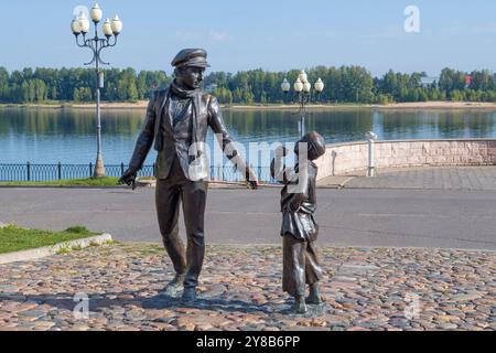 RYBINSK, RUSSLAND - 25. AUGUST 2024: Denkmal für den Literaturhelden Ostap Bender auf dem Wolgadamm an einem sonnigen Augusttag Stockfoto