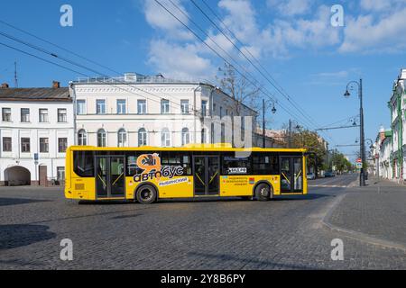 RYBINSK, RUSSLAND - 25. AUGUST 2024: Der Stadtbus LIAZ-5292,65 fährt an einem sonnigen Augusttag in die Krestowaya-Straße Stockfoto