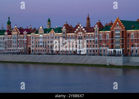 YOSCHKAR-OLA, RUSSLAND - 31. AUGUST 2024: Brügge-Botschaft in der Abenddämmerung Stockfoto