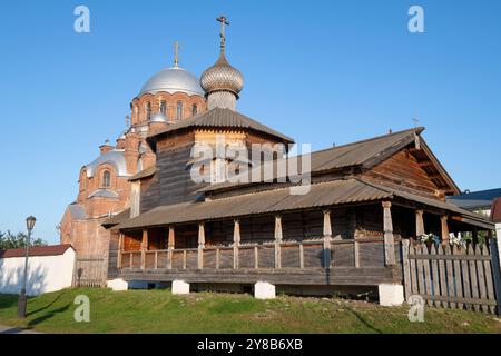 Die alte Holzkirche der lebensspendenden Dreifaltigkeit des Klosters St. Johannes der Täufer an einem sonnigen Septembertag. Swijashsk. Tatarstan, Russische Fed Stockfoto