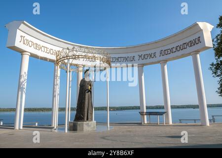 MARIINSKY POSAD, RUSSLAND - 03. SEPTEMBER 2024: Blick auf das Denkmal der russischen Kaiserin Maria Alexandrowna an einem sonnigen Septembermorgen Stockfoto