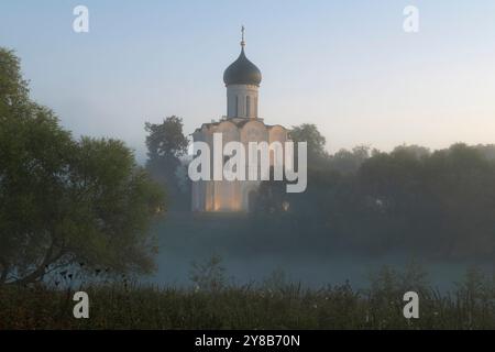 Mittelalterliche Kirche der Fürbitte auf dem Nerl in der nebeligen Morgenlandschaft. Bogolyubovo, Region Vladimir. Russland Stockfoto