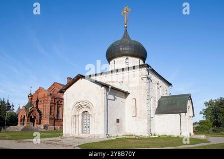 Blick auf die Kathedrale von St. Georg dem Siegen (1230-1234) an einem sonnigen Septembertag. Jurjew-Polski, Region Wladimir. Russland Stockfoto