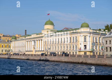 SANKT PETERSBURG, RUSSLAND - 25. SEPTEMBER 2024: Das antike Gebäude des Hofes der Region Leningrad am Ufer des Fontanka-Flusses auf einem sonnigen S Stockfoto