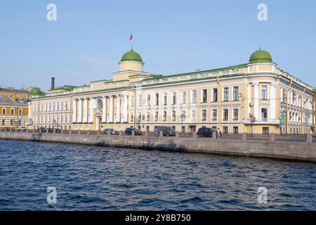 SANKT PETERSBURG, RUSSLAND - 25. SEPTEMBER 2024: Blick auf das alte Gebäude des Hofes von Leningrad (ehemalige Kaiserliche Rechtsschule) auf einer sonne Stockfoto