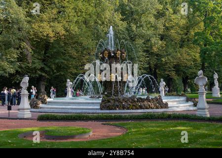 SANKT PETERSBURG, RUSSLAND - 25. SEPTEMBER 2024: Blick auf den antiken Kronbrunnen an einem Septembertag. Sommergarten Stockfoto