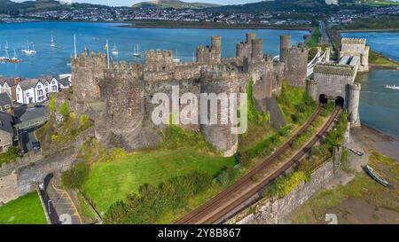 Conwy Castle am Fluss Conwy. Luftbild. Stockfoto