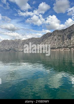 Ruhige Berglandschaft, die sich auf einem ruhigen See unter einem malerischen Himmel spiegelt. Das Bild fängt das Wesen natürlicher Schönheit und Ruhe ein Stockfoto