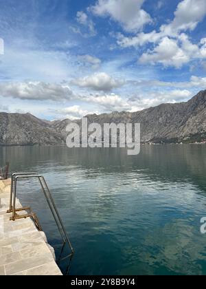 Ruhige Berglandschaft, die sich auf einem ruhigen See unter einem malerischen Himmel spiegelt. Das Bild fängt das Wesen natürlicher Schönheit und Ruhe ein Stockfoto