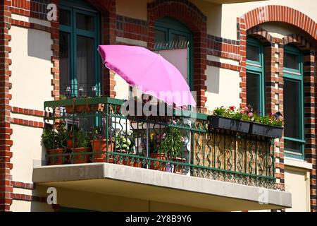 Balkon mit Sonnenschirm in Rothenburgsort, Hamburg, Deutschland, Balkon mit Sonnenschirm in Rothenburgsort, Deutschland Stockfoto