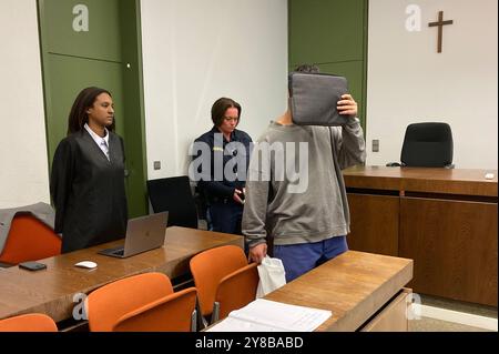 München, Deutschland. Oktober 2024. Ein Angeklagter wartet mit seiner Rechtsanwältin Rita Drar (l) auf sein Urteil vor dem Landgericht München I. der Mann wird beschuldigt, einen jungen, betrunkenen Touristen aus Polen vergewaltigt zu haben. Quelle: Elke Richter/dpa/Alamy Live News Stockfoto