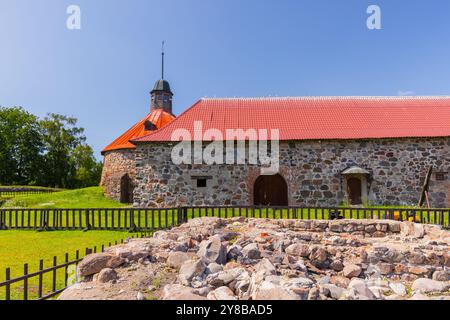 Sommerlandschaft mit Festung Korela an einem sonnigen Sommertag ist dies eine mittelalterliche Festung in der Stadt Priozersk, Russland Stockfoto