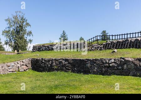 Sommerlandschaft mit Steinmauern der Festung Korela an einem sonnigen Sommertag. Dies ist eine mittelalterliche Festung in der Stadt Priozersk, Russland Stockfoto