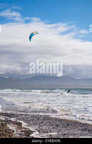 Einsame Kitesurfer beim Surfen in rauer See am Newborough Beach. Isle of Anglesey, Wales, Großbritannien, Europa Stockfoto