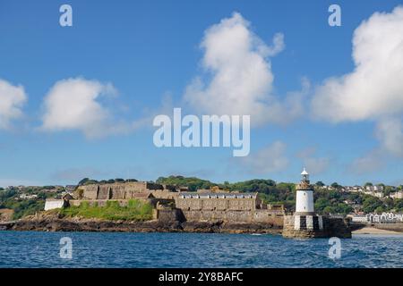 Schloss und Leuchtturm am Eingang zum Hafen in St. Peter Port, Guernsey, Kanalinseln, Großbritannien, Europa Stockfoto