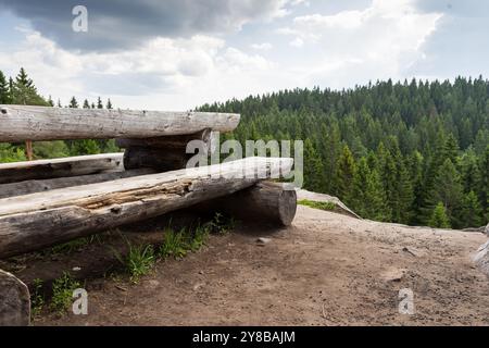 Sommerberglandschaft mit alter Holzbank auf der Spitze des Berges Paasonvuori, Sortavala, Russland Stockfoto