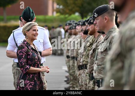 Bulford, Großbritannien. Oktober 2024. Der Royal Colonel, 5th Battalion, The Rifles (5 GEWEHRE), Ihre Königliche Hoheit (HRH) Sophie, die Herzogin von Edinburgh, nimmt an einer Homecoming-Parade für fünf GEWEHRE nach einem sechsmonatigen operativen Einsatz in Estland Teil. Quelle: Finnbarr Webster/Alamy Live News Stockfoto