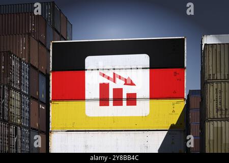 FOTOMONTAGE, Behälter mit deutscher Flagge, Diagramm und nach unten zeigender Pfeil, symbolisches Foto der schrumpfenden Wirtschaft, FOTOMONTAGE, Container mit Deutsc Stockfoto