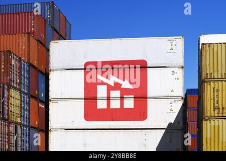 FOTOMONTAGE, Behälter mit Diagramm und nach unten zeigendem Pfeil, symbolisches Foto der schrumpfenden Wirtschaft, FOTOMONTAGE, Container mit Diagramm und Abwärt Stockfoto