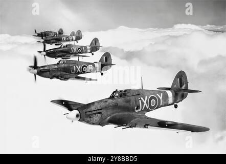 Eine Formation der Hawker Hurricane Mk IICs, ein britisches einsitziges Kampfflugzeug der 1930er–40er Jahre, das für den Einsatz bei der Royal Air Force konzipiert wurde. Sie verursachte 60 % der Verluste, die die Luftwaffe in der Schlacht um Großbritannien erlitten hatte, und kämpfte in allen wichtigen Schauplätzen des Zweiten Weltkriegs. Der Hurricane wurde in mehreren Versionen entwickelt: Bomber-Abfangjäger, Kampfflugzeuge und Bodenunterstützungsflugzeuge sowie Jagdflugzeuge. Stockfoto