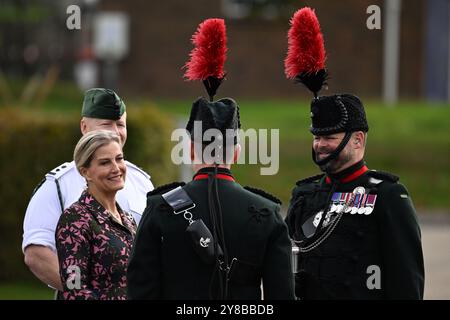 Bulford, Großbritannien. Oktober 2024. Der Royal Colonel, 5th Battalion, The Rifles (5 GEWEHRE), Ihre Königliche Hoheit (HRH) Sophie, die Herzogin von Edinburgh, nimmt an einer Homecoming-Parade für fünf GEWEHRE nach einem sechsmonatigen operativen Einsatz in Estland Teil. Quelle: Finnbarr Webster/Alamy Live News Stockfoto