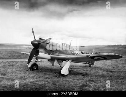 Ein Hawker Tornado auf dem Flugplatz in Boscombe unten in Wiltshire, England. Die Tornado war ein britisches einsitziges Kampfflugzeug aus dem Zweiten Weltkrieg für die Royal Air Force als Ersatz für den Hawker Hurricane. Die geplante Produktion von Tornados wurde eingestellt, nachdem sich der Rolls-Royce Vulture als unzuverlässig erwiesen hatte. Stockfoto