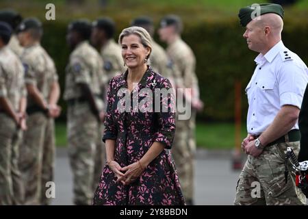 Bulford, Großbritannien. Oktober 2024. Der Royal Colonel, 5th Battalion, The Rifles (5 GEWEHRE), Ihre Königliche Hoheit (HRH) Sophie, die Herzogin von Edinburgh, nimmt an einer Homecoming-Parade für fünf GEWEHRE nach einem sechsmonatigen operativen Einsatz in Estland Teil. Quelle: Finnbarr Webster/Alamy Live News Stockfoto