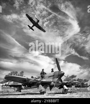 Hawker Typhoons auf Thorney Island Flugplatz, West Sussex, England. Der Hawker Typhoon war ein britischer einsitziger Jagdbomber, der als Ersatz für den Hawker Hurricane in mittlerer Höhe vorgesehen war. Doch als die Luftwaffe 1941 die neue Focke-Wulf FW 190 in Dienst stellte, war der Taifun der einzige RAF-Jäger, der sie in niedrigen Höhen fangen konnte, wodurch er eine neue Rolle als Abfangjäger in niedriger Höhe erhielt. Es wurde zu einem nächtlichen Eindringling und Langstreckenjäger und wurde mit verstärkten Waffen zu einem der erfolgreichsten Bodenangriffsflugzeuge des Zweiten Weltkriegs. Stockfoto