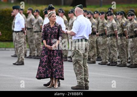 Bulford, Großbritannien. Oktober 2024. Der Royal Colonel, 5th Battalion, The Rifles (5 GEWEHRE), Ihre Königliche Hoheit (HRH) Sophie, die Herzogin von Edinburgh, nimmt an einer Homecoming-Parade für fünf GEWEHRE nach einem sechsmonatigen operativen Einsatz in Estland Teil. Quelle: Finnbarr Webster/Alamy Live News Stockfoto