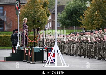 Bulford, Großbritannien. Oktober 2024. Der Royal Colonel, 5th Battalion, The Rifles (5 GEWEHRE), Ihre Königliche Hoheit (HRH) Sophie, die Herzogin von Edinburgh, nimmt an einer Homecoming-Parade für fünf GEWEHRE nach einem sechsmonatigen operativen Einsatz in Estland Teil. Quelle: Finnbarr Webster/Alamy Live News Stockfoto