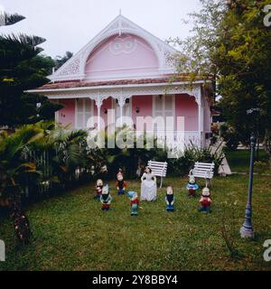 Schneewittchen und die sieben Gartenzwerge auf der Insel Paqueta Paqueta in der Guanabara Bucht von Rio de Janeiro, Brasilien um 1989. 90020000527 Stockfoto