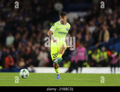 3. Oktober 2024; Stamford Bridge, Chelsea, London, England: UEFA Europa Conference League Football, Chelsea gegen Gent; Tiago Araujo von KAA Gent, der den Ball ins Mittelfeld bringt Stockfoto