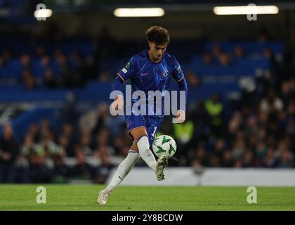 3. Oktober 2024; Stamford Bridge, Chelsea, London, England: UEFA Europa Conference League Football, Chelsea gegen Gent; Joao Felix aus Chelsea kontrolliert den Ball Stockfoto